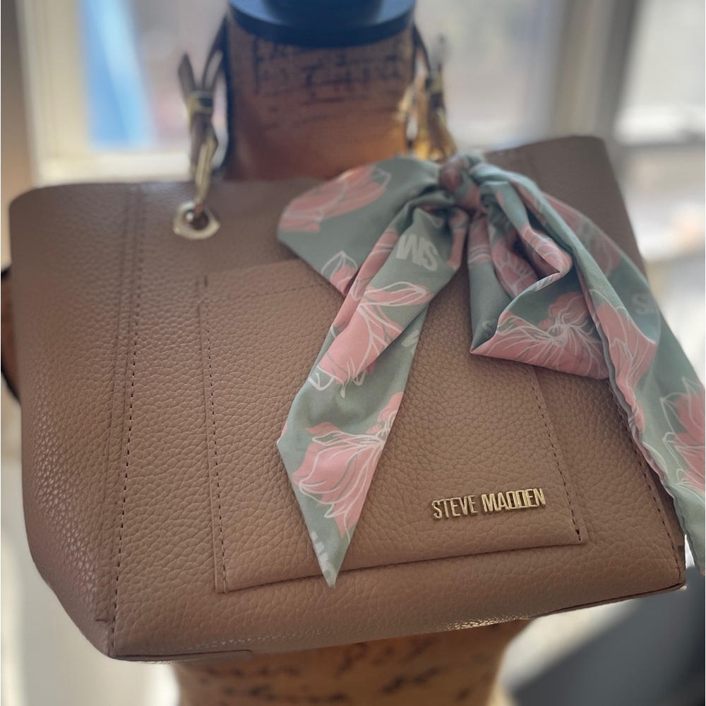 🔥❤️ Steve Madden handbag with crossbody strap.